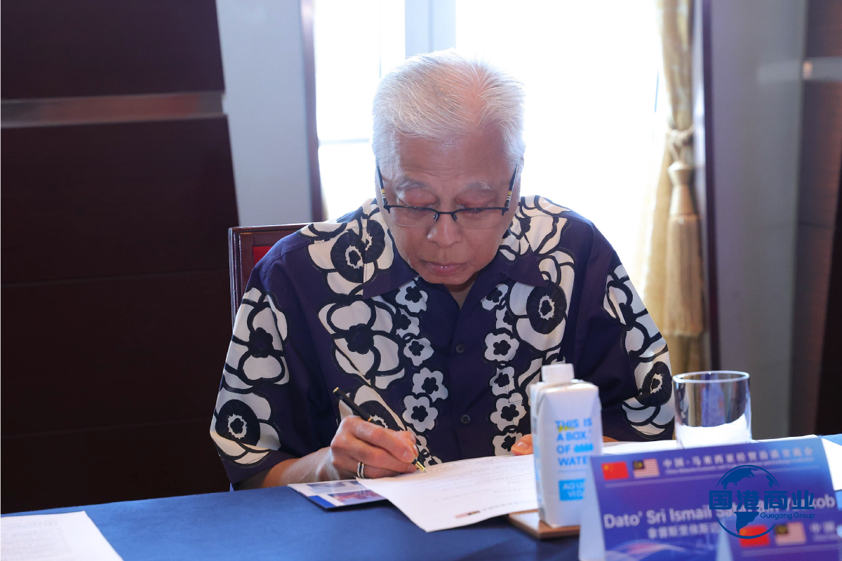 Dato' Sri Ismail Sabri bin Yaakob signed the cooperation agreement.
