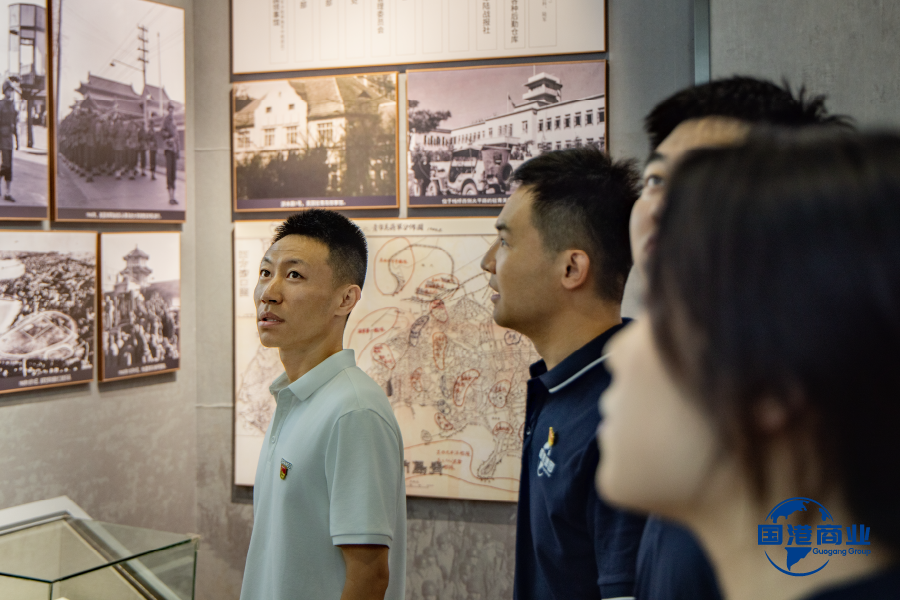 认真聆听讲解,深入了解自青岛党组织建立以来的英勇事迹 认真聆听讲解,深入了解自青岛党组织建立以来的英勇事迹