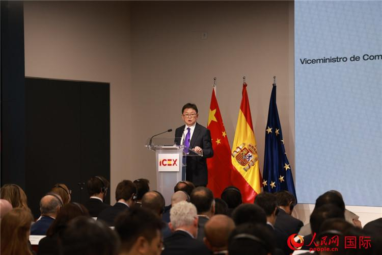 中国商务部副部长兼国际贸易谈判副代表凌激在中国—西班牙贸易投资对接会上致辞。人民网记者 许海林摄 中国商务部副部长兼国际贸易谈判副代表凌激在中国—西班牙贸易投资对接会上致辞。人民网记者 许海林摄