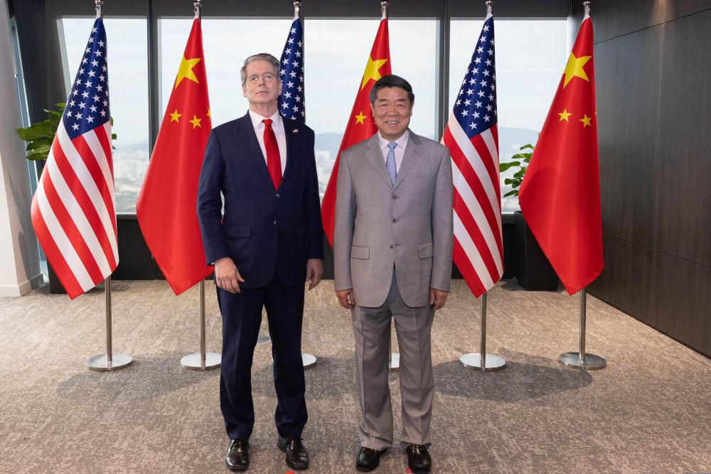 当地时间10月25日至26日，中美两国经贸团队在马来西亚吉隆坡举行中美经贸磋商。这是10月25日磋商前，中共中央政治局委员、国务院副总理何立峰与美国财政部长贝森特合影。